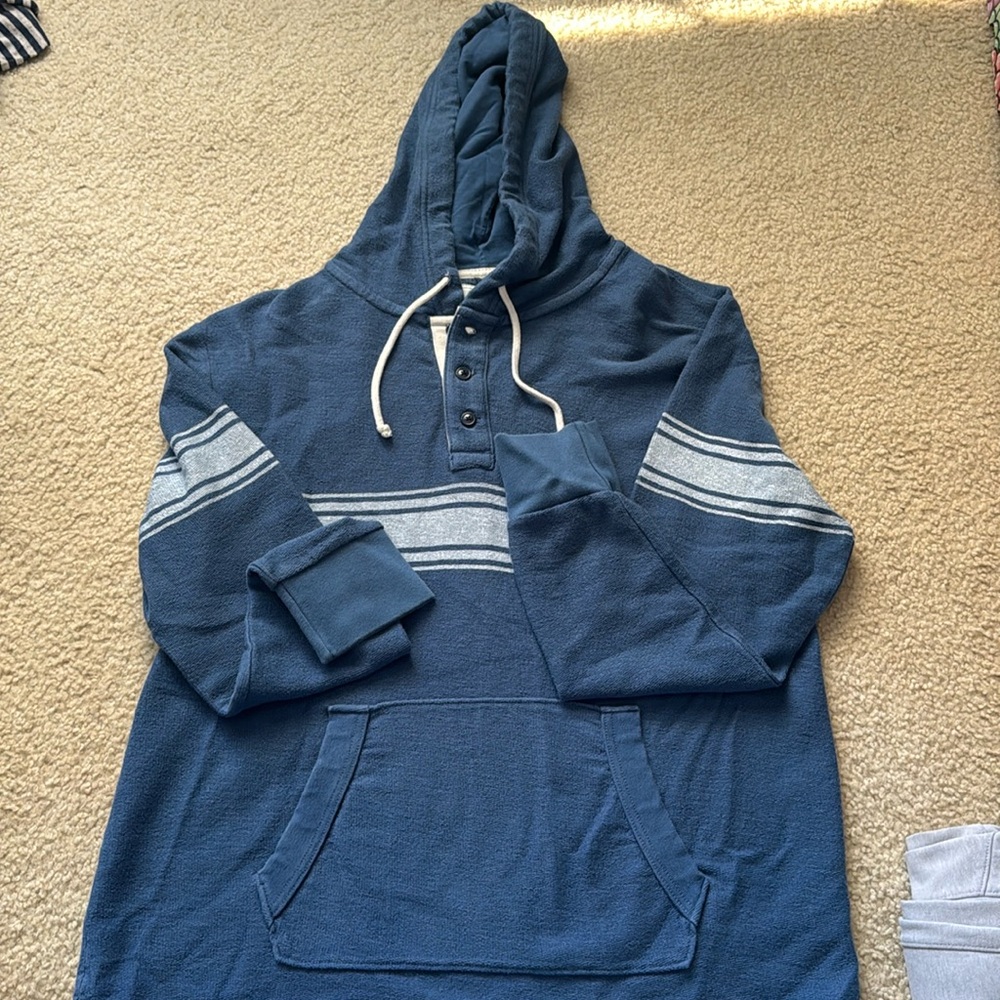 AE Men’s hooded long sleeve shirt.